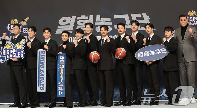 서장훈 감독(오른쪽)을 비롯한 선수들이 29일 오전 서울 양천구 목동 SBS에서 열린 새 농구 예능 프로그램 '열혈농구단’ 제작발표회에 참석해 포즈를 취하고 있다. '열혈농구단'은 농구계의 전설 서장훈이 직접 만든 전설의 농구단 '라이징이글스'의 아시아 제패기를 다루는 예능이다. 2025.11.26/뉴스1 ⓒ News1 권현진 기자