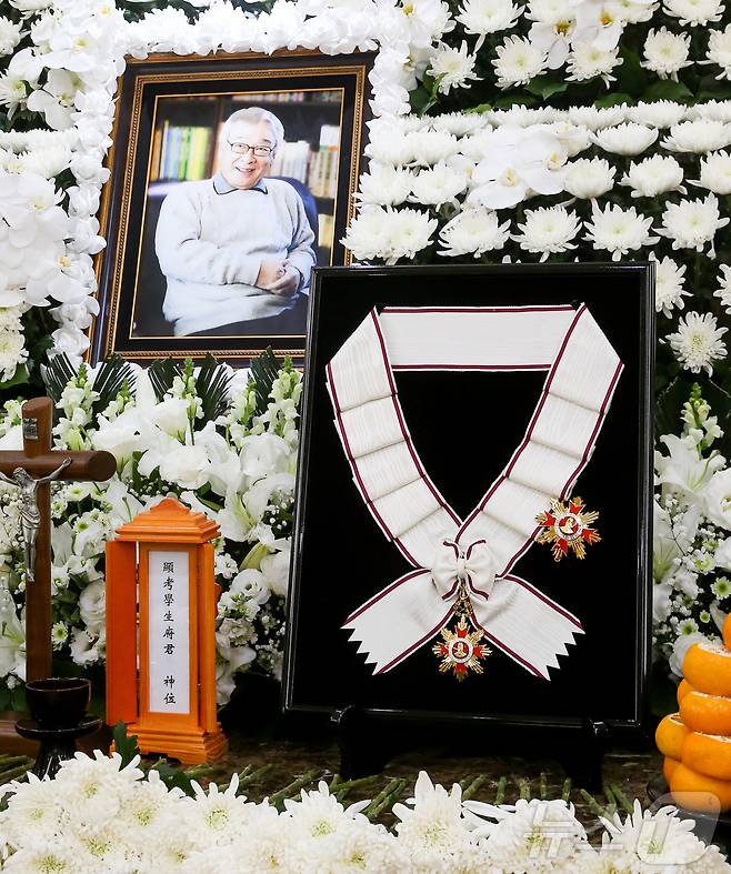 향년 91세를 일기로 별세한 원로 배우 겸 이순재 전 국회의원의 빈소가 지난 25일 서울아산병원 장례식장에 마련된 가운데 정부가 故 이순재 씨에게 추서한 금관문화훈장이 빈소에 놓여있다. 2025.11.26/뉴스1 ⓒ News1 사진공동취재단