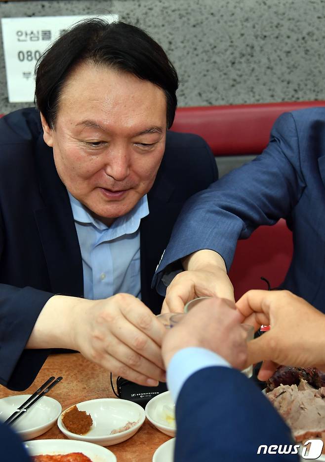 윤석열 전 검찰총장이 2021년 7월 27일 부산 서구의 한 식당에서 지역 국회의원들과 함께 식사하면서 건배하고 있는 모습. 2021.7.27/뉴스1 ⓒ News1 부산사진공동취재단