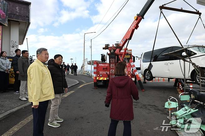 우도 천진항 돌진사고 현장을 점검하고 있는 김완근 제주시장.(제주시 제공, 재판매 및 DB 금지)