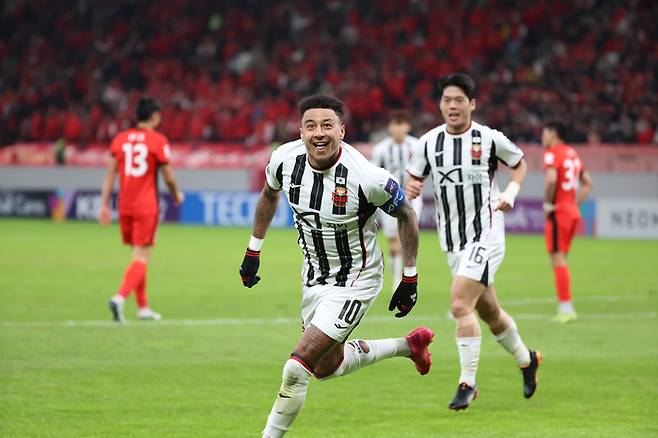 FC서울 린가드가 25일 (한국시간) 중국 상하이에 있는 SAIC 푸동 축구경기장에서 열린 2025~2026 아시아축구연맹 챔피언스리그 엘리트(ACLE) 동아시아 리그 스테이지 5라운드 상하이 하이강과 원정 경기에서 후반 선제골을 넣은 뒤 기뻐하고 있다. 사진 | FC서울