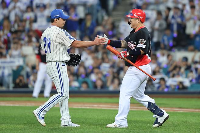 삼성 오승환이 30일 대구삼성라이온즈파크에서 열린 2025 KBO리그 KIA전에서 9회초 올라와 최형우를 삼진 처리한 후 최형우와 인사하고 있다. 사진 | 삼성 라이온즈