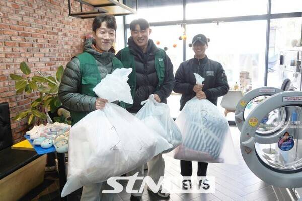 박경록, 김민호, 조관우 (좌측부터) 세탁소에 이불빨래를 맡기고 있다/사진=김포FC