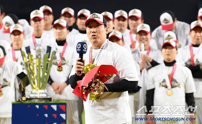 31일 대전 한화생명볼파크에서 열린 한국시리즈 5차전 한화 이글스와 LG 트윈스의 경기. 한국시리즈 MVP 김현수가 환호하고 있다. 대전=박재만 기자 pjm@sportschosun.com/2025.10.31/