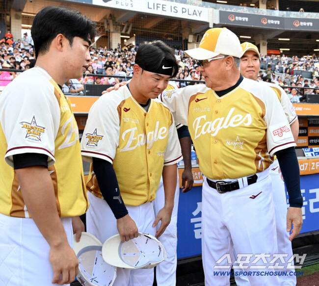 12일 대전 한화생명볼파크에서 열린 2025 KBO 올스타전, 한화 이글스 올스타 김경문 감독과 문현빈, 이도윤이 이야기를 나누고 있다. 대전=허상욱 기자wook@sportschosun.com/2025.07.12/