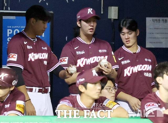 키움 안우진(뒷줄 가운데)은 2028시즌이 끝나면 메이저리그 진출을 노릴 것으로 예상된다. 키움은 계속된 선수 유출로 제대로 된 전력을 꾸릴 틈이 없다. /뉴시스