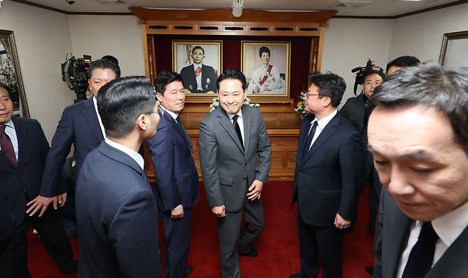 국민의힘 장동혁 대표가 25일 경북 구미시 상모동 박정희 전 대통령 생가에서 참배를 마친 뒤 이동하고 있다. /연합뉴스