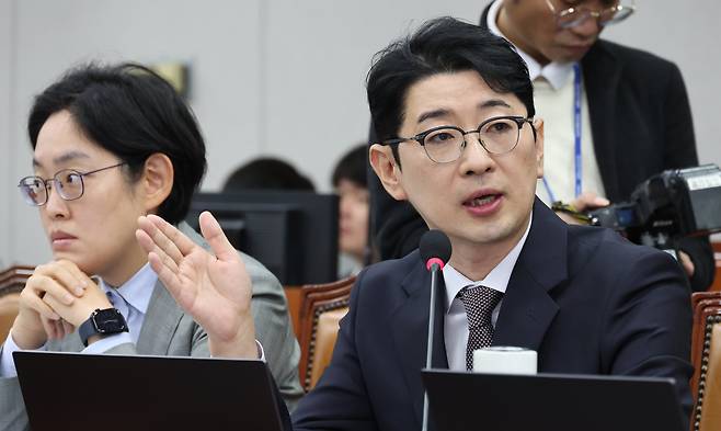 주진우(오른쪽) 국민의힘 의원이 지난 5일 오전 서울 여의도 국회에서 열린 국회운영위원회의 국가인권위원회에대한 국정감사에서 질의를 하고 있다. /뉴시스
