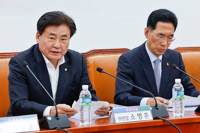 지난 4월 2일 서울 여의도 국회에서 열린 더불어민주당 회복과 성장을 위한 정년연장 TF 출범식에서 소병훈 위원장이 인사말을 하고 있다. 오른쪽은 김주영 간사. /뉴스1