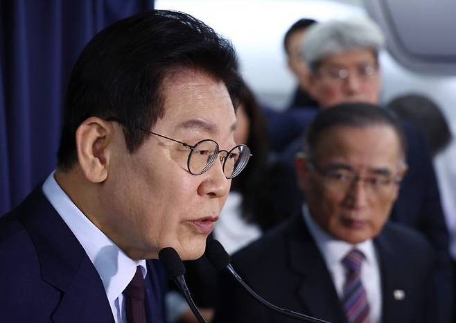 이재명대통령이 지난 23일(현지시간) G20 정상회의 일정을 마치고 남아프리카공화국에서 다음 방문지인 튀르키예로 향하는 공군 1호기에서 순방 기내 기자간담회를 하고 있다. ⓒ연합뉴스