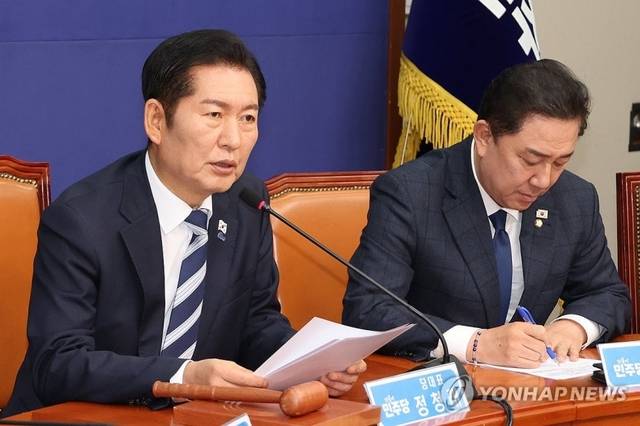 정청래(왼쪽) 더불어민주당 대표가 26일 서울 여의도 국회에서 열린 최고위원회의에서 발언하고 있다. 오른쪽은 김병기 원내대표. [연합뉴스]