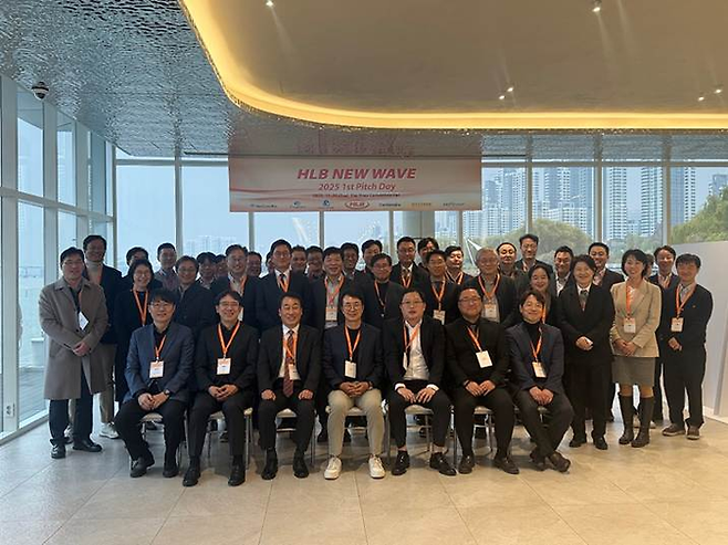 HLB그룹이 25일 서울 용산구  복합문화공간 더리버에서 '2025 제1회 피치데이'를 개최했다.(앞 줄 왼쪽 첫 번째부터)양기혁 상트네어바이오사이언스 대표, 고준수 아론티어 대표, 함정엽 네오켄바이오 대표, 진양곤 HLB그룹 회장, 이준영 셀렉신 대표, 한성구 앱파인더 테라퓨틱스 대표, 김철 프로지니어 대표 등이 기념촬영했다.(사진=HLB그룹)
