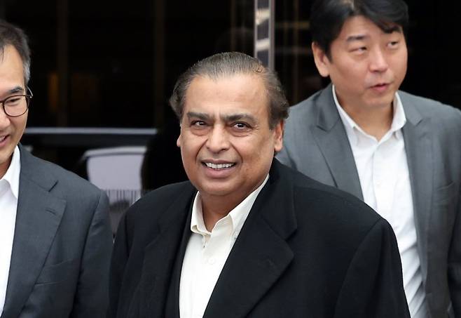 (서울=뉴스1) 이호윤 기자 = 아시아 최대 부호 무케시 암바니 인도 릴라이언스 그룹 회장이 25일 서울 강서구 서울김포비즈니스항공센터를 통해 입국하고 있다. 2025.11.25/뉴스1 /사진=뉴스1화상