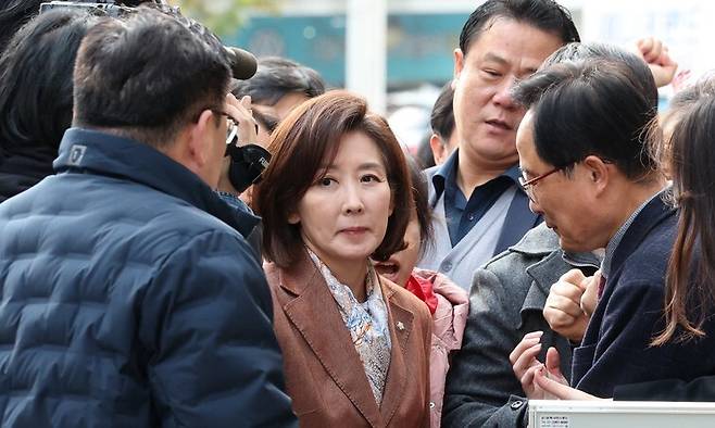 나경원 국민의힘 의원이 20일 오후 서울 양천구 서울남부지법에서 열린 ‘국회 패스트트랙 충돌’ 사건 선고 공판에 출석하며 지지자들의 응원을 받고 있다. 김영원 기자 forever@hani.co.kr