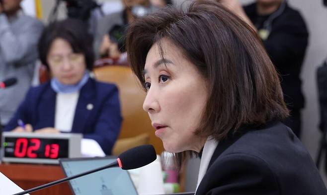 26일 서울 여의도 국회에서 열린 법제사법위원회 전체회의에서 나경원 의원이 이억원 금융위원장에게 질의를 하고 있다. 연합뉴스