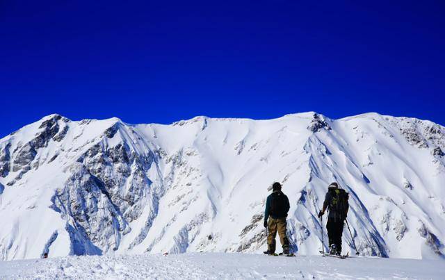 나가노현 기타아즈미군을 찾은 스키어들이 하쿠바의 설산 앞에 서 있다. 일본정부관광국 제공