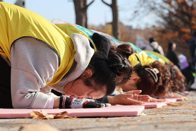 마트산업노조 조합원들이 17일 서울 용산구 대통령실 인근에서 열린 기업회생 258일, 홈플러스 사태해결 정부개입 촉구 258배를 하고 있다. 뉴시스