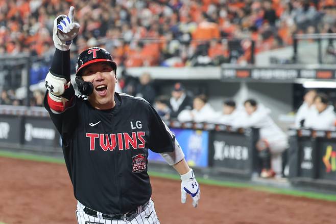 <yonhap photo-7257="">(대전=연합뉴스) 서대연 기자 = 29일 대전한화생명볼파크에서 열린 2025 프로야구 KBO리그 포스트시즌 한국시리즈 3차전 LG 트윈스와 한화 이글스의 경기. 4회초 1사 주자 없는 상황 LG 김현수가 솔로 홈런을 친 뒤 홈으로 들어오며 포효하고 있다. 2025.10.29 dwise@yna.co.kr/2025-10-29 19:54:44/ <저작권자 ⓒ 1980-2025 ㈜연합뉴스. 무단 전재 재배포 금지, AI 학습 및 활용 금지></yonhap>
