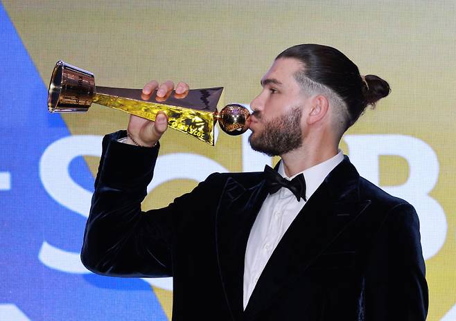 <yonhap photo-3628=""> 2025 KBO 시상식 MVP 한화 폰세 (서울=연합뉴스) 한종찬 기자 = 24일 서울 송파구 롯데호텔 월드에서 열린 2025 신한 SOL뱅크 KBO 시상식에서 정규시즌 최우수선수(MVP)로 선정된 한화의 폰세가 트로피와 함께 기념촬영을 하고 있다. 2025.11.24 saba@yna.co.kr/2025-11-24 15:44:16/ <저작권자 ⓒ 1980-2025 ㈜연합뉴스. 무단 전재 재배포 금지, AI 학습 및 활용 금지></yonhap>