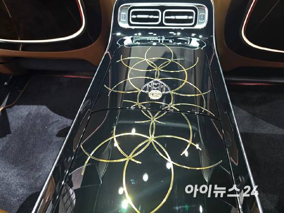 '메르세데스-마이바흐 S-클래스 V12 에디션' 2열 센터콘솔의 24캐럿 순금 소재 인레이. [사진=김종성 기자]