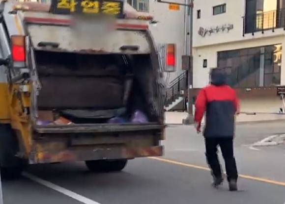 강원 속초경찰서는 양양군청 소속 7급 공무원 A씨를 직장 내 괴롭힘 등 혐의로 처벌해 달라는 환경미화원 3명의 고소장을 접수했다. 사진은 해당 공무원이 환경미화원들을 차에 태우지 않고 차를 출발하는 것으로 추정되는 모습. [사진=MBC 보도화면 캡처]