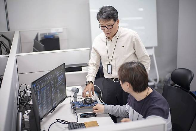 박원주 CSO가 임직원과 함께 제품에 대한 논의를 진행 중이다 / 출처=IT동아