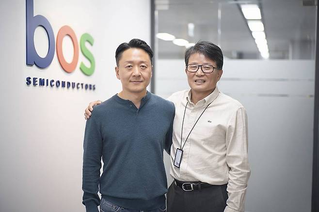 박원주 CSO는 반도체 하나를 완성하기 위해서는 하드웨어, 소프트웨어, 영업 및 마케팅 등 다양한 분야의 전문성이 필요하고, 보스반도체는 이러한 역량이 유기적으로 협력하며 하나의 제품을 완성해 가고 있다며 전략마케팅실 실장 채정석 부사장을 소개했다 / 출처=IT동아