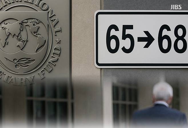 정년 65·연금 68… IMF가 던진 숫자 앞에 선 한국. (편집 이미지)