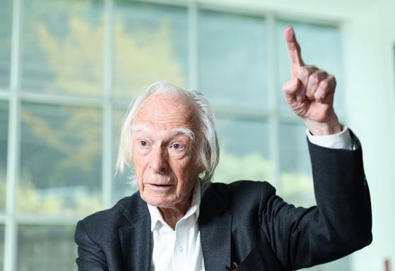 11일 서울대에서 중앙일보와 인터뷰하는 데니스 노블 영국 옥스퍼드대 명예교수(DGIST 초빙 석좌교수). 우상조 기자