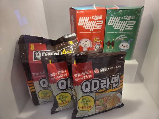2022년 삼성디스플레이도 퀀텀닷 유기발광다이오드(QD OLED)의 수율 85% 달성을 기념해 오뚜기와 콜라보해 한정판 ‘QD라면’을 제작했다. 박해리 기자