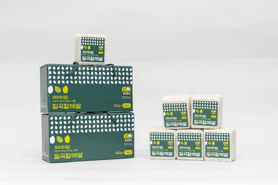 경북 칠곡군이 공식 출시한 ‘프리미엄칠곡할매쌀’ 300g 소포장 제품과 6팩 구성 선물세트. 사진 칠곡군