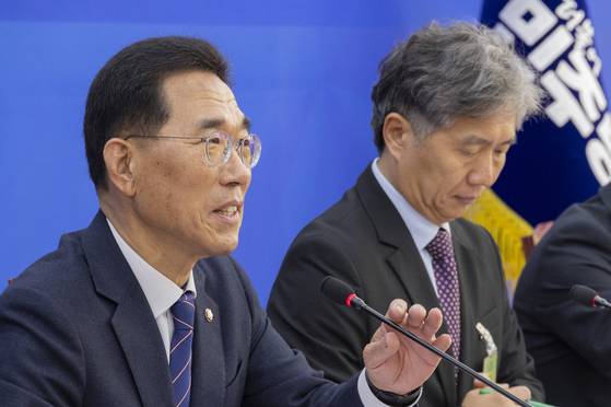 더불어민주당 김주영 산재 예방 TF 단장이 17일 국회에서 열린 11월 정기국회 산업안전 입법 추진과제 발표 간담회에서 발언하고 있다. 연합뉴스