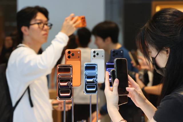 ▲ 서울 중구 애플 명동점에서 시민들이 아이폰17 시리즈 제품을 둘러보고 있다. 연합뉴스