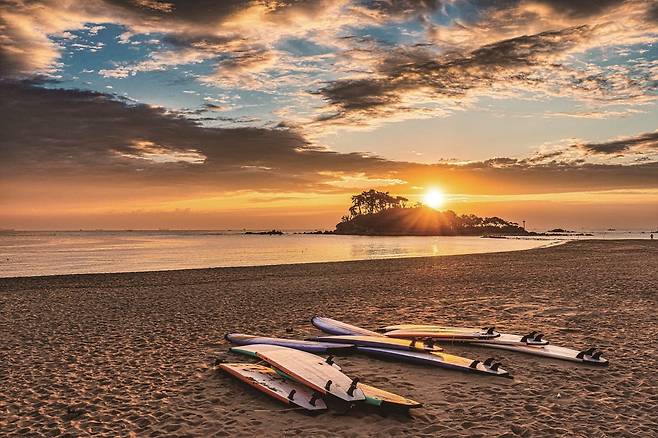 일출 무렵의 명선도와 진하해수욕장(사진=이효태)