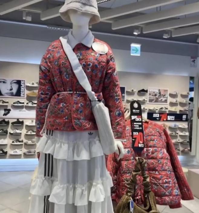 아디다스에서 내놓은 꽃무늬 누빔 (출처 = 온라인 커뮤니티)