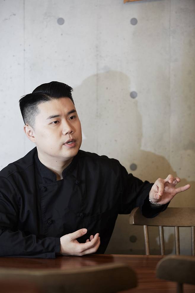 권성준 셰프가 서울 용산구 '비아 톨레도 파스타 바'에서 한국경제신문과 인터뷰를 하고 있다. ⓒ문덕관