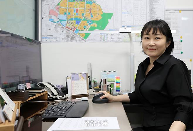 홍주희 교통기술사(태승알앤디 대표)가 17일 서울 송파구 사무실에서 인터뷰 시작에 앞서 포즈를 취하고 있다. 서성일 선임기자