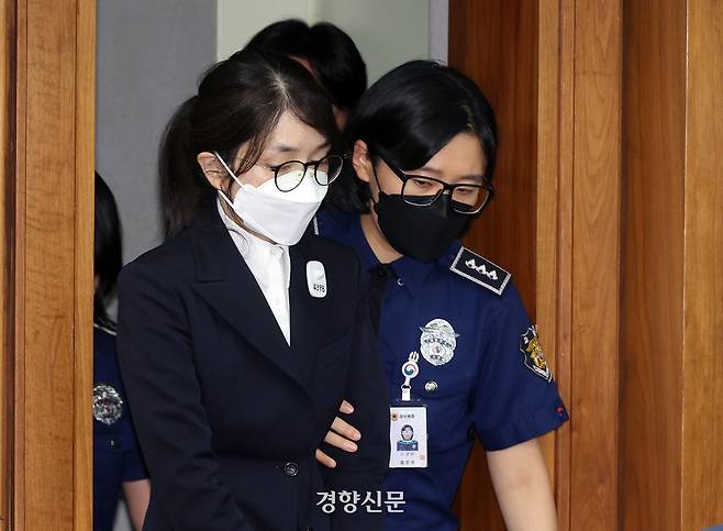 도이치모터스 주가조작과 명태균 공천개입, 통일교 청탁·뇌물 수수 의혹 혐의 등으로 구속기소 된 김건희 여사가 지난 9월24일 서울 서초구 서울중앙지법에서 열린 첫 재판에 출석하고 있다. 사진공동취재단