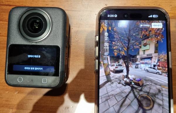 DJI OSMO 360을 스마트폰에 연결해서 스마트폰으로 보거나 작업한다. 정옥재 기자