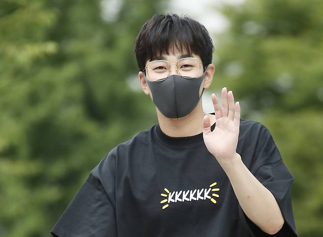 Rapper DinDin waves to cameras en route to the SBS building in Yangcheon District, western Seoul, on Sept. 2, 2021. [NEWS1]