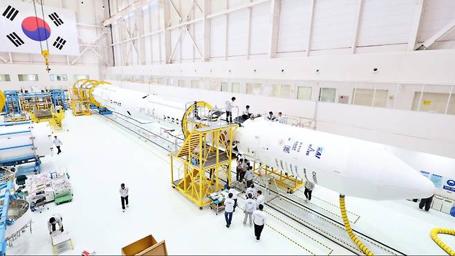 고흥 나로우주센터 조립동에서 연구진들이 누리호 4차 발사 총조립을 수행하는 모습. 한국항공우주연구원 제공