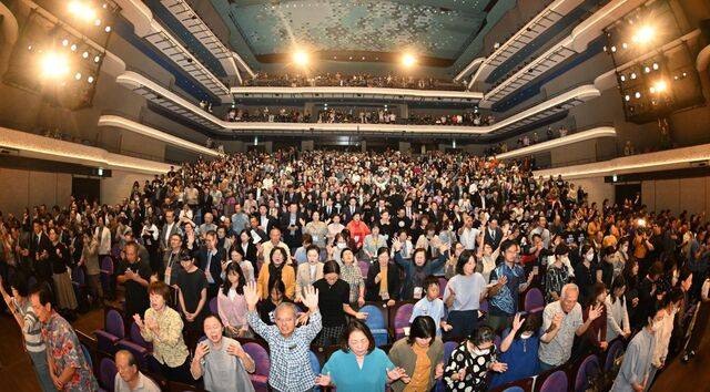 대극장에 모인 1600명의 참석자들이 예배에서 기도하는 모습. 여의도순복음교회 제공