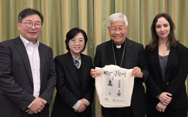 지난 14일 문화유산회복재단 이상근 이사장(맨 왼쪽)을 비롯한 관계자들이 바티칸 교황청을 방문해 교황청 성직자 부장관인 유흥식 라자로 추기경(오른쪽 두번째)을 예방한 후 기념 촬영을 하고 있다. 문화유산회복재단 제공