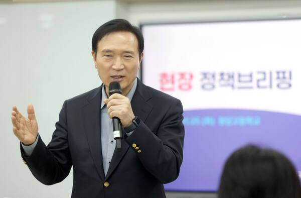 임태희 경기도교육감이 25일 화성 봉담고 현장 정책브리핑에서 인사말을 하고 있다. 경기도교육청 제공