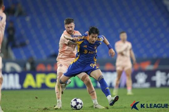 상대 공격을 받아내는 수비수 최석현. 사진[연합뉴스]