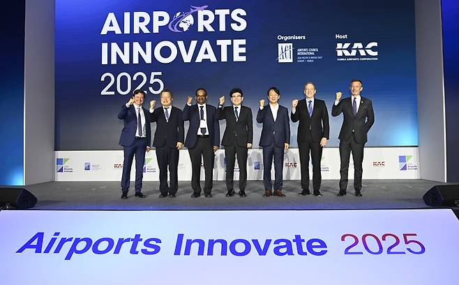 국제공항협의회(ACI)가 26일 부산 시그니엘호텔에서 개최한 ‘에어포트 이노베이트 2025(Airport innnovate 2025)’ 개막식에서 이정기 한국공항공사 사장직무대행 등 관계자들이 기념사진을 찍고 있다. <한국공항공사 제공>