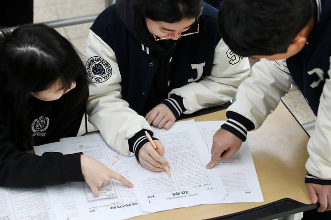 지난 14일 오전 대구 수성구 정화여고에서 고3 수험생들이 담임교사와 함께 전날 치른 2026학년도 대학수학능력시험 가채점을 하고 있다.  /대구=뉴스1