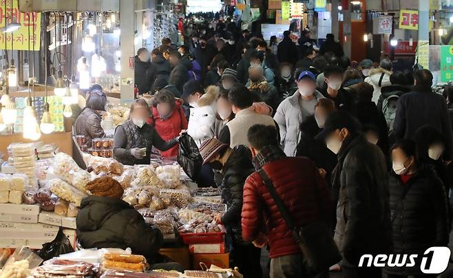 서울 종로구 광장시장이 인파로 북적이는 모습. /사진=뉴스1.