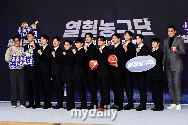 2025년 11월 26일 오후 서울 양천구 목동 SBS 방송센터에서 진행된 SBS '열혈농구단' 제작발표회에서 출연진들이 포즈를 취하고 있다.이날 제작발표회에는 출연진 서장훈, 전태풍, 최민호, 박은석, 손태진, 박찬웅, 오승훈, 정진운, 문수인, 이대희, 정규민, 쟈니, 김택 등이 참석했다.