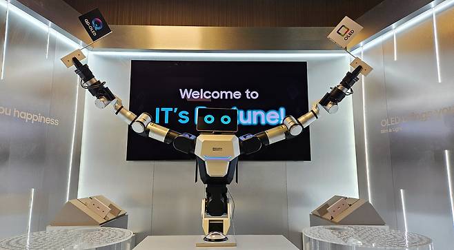 삼성디스플레이가 올 5월 대만 타이베이에서 열린 ‘컴퓨텍스 2025’에서 레인보우로보틱스의 이동형 양팔로봇을 활용해 삼성 OLED의 가볍고 얇은 특성을 소개했다. [삼성디스플레이 제공]